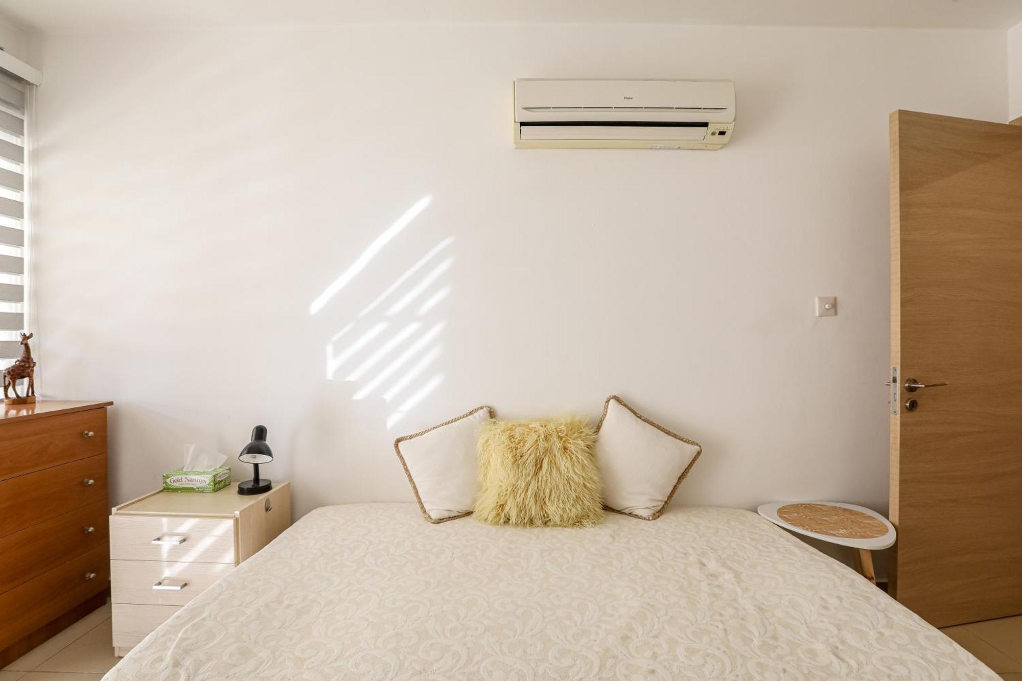 Lovely Bedroom In Shared Apartment Oroklini المظهر الخارجي الصورة